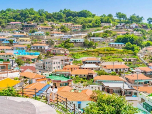 평범한 산동네 81억 들여 손봤더니…바다 품은 감...